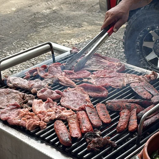 Carne y chorizo en el asador