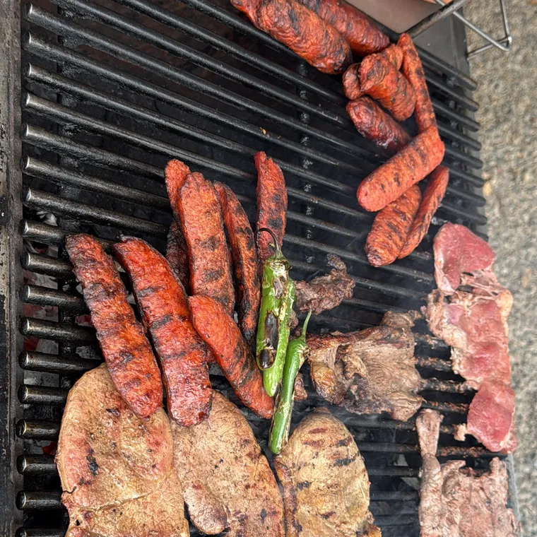 Asador con bistec, chorizo y chiles toreados