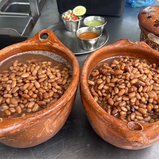 Ollas de barro con frijoles